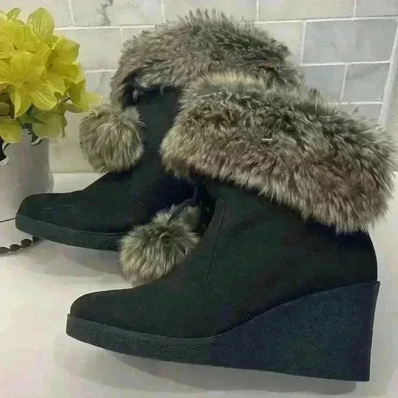 American Eagle, wedge suede like Black/faux fur/pom-poms wear up or down size9.5 - Picture 7 of 8